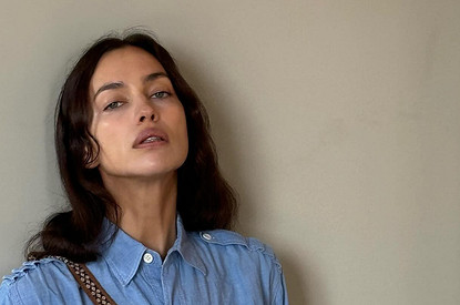 Ирина Шейк показала фигуру в эффектном мини-платье