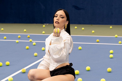 Бывшая солистка группы «Серебро» Ольга Серябкина порадовала поклонников эффектным нарядом