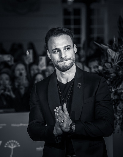 Актер Керем Бюрсин подтвердил отношения с наследницей влиятельной семьи Турции