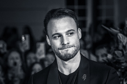 Актер Керем Бюрсин подтвердил отношения с наследницей влиятельной семьи Турции