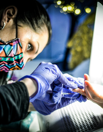 Врач назвала опасные болезни, которыми можно заразиться при маникюре