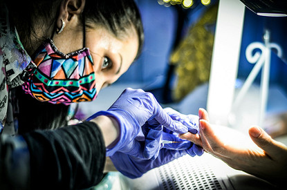 Врач назвала опасные болезни, которыми можно заразиться при маникюре