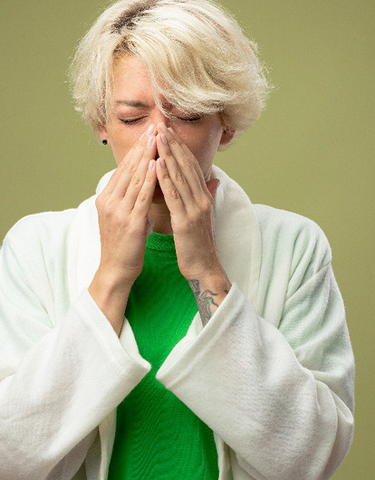 Чихалка по времени на воскресенье: значение приметы для женщин и мужчин