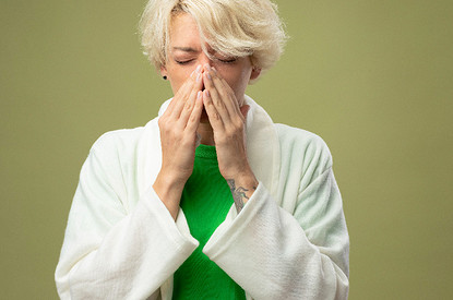 Чихалка по времени на воскресенье: значение приметы для женщин и мужчин