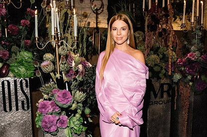 Певица Наталья Подольская в платье с разрезами оконфузилась на сцене