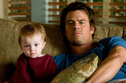 Муж постоянно работает и не помогает с ребенком: советы психолога, как найти компромисс