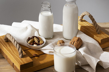 Чем можно заменить молоко: варианты для кофе, выпечки, омлета и блинов