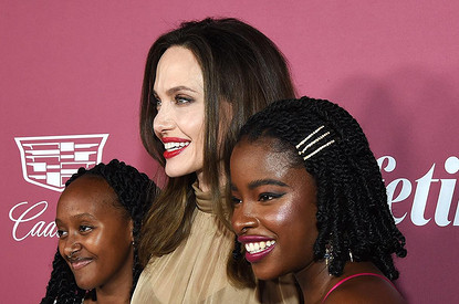 Анджелину Джоли подозревают в новом романе с молодым актером