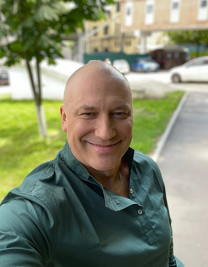 Актер Константин Соловьев женился на поклоннице, младше его на 19 лет
