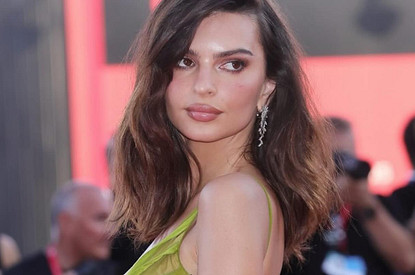 Эмили Ратаковски опубликовала смелый снимок с обнаженной грудью