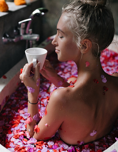 Клеопатре и не снилось: с чем принять ванну, чтобы кожа стала бархатной