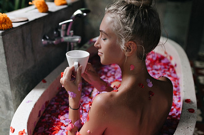 Клеопатре и не снилось: с чем принять ванну, чтобы кожа стала бархатной