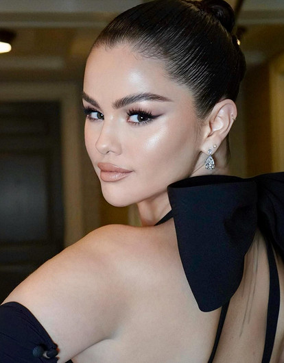 Певица Селена Гомес раскрыла, с какими трудностями столкнулась из-за ранней популярности