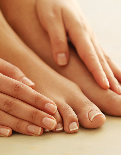 К чему чешется правая нога: значение приметы для женщин и мужчин