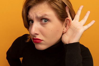 К чему горит левое ухо: значение приметы для женщин