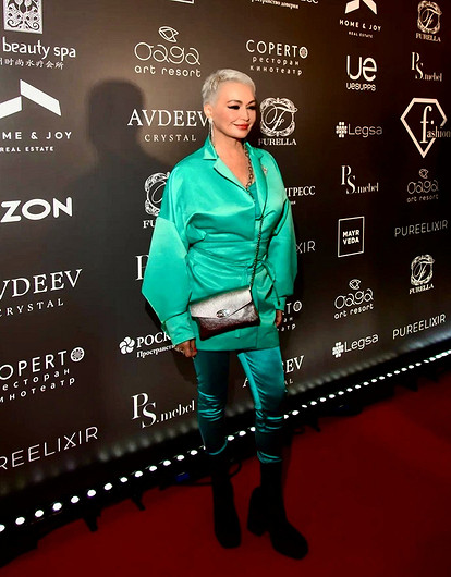 Певица Катя Лель улетела из России