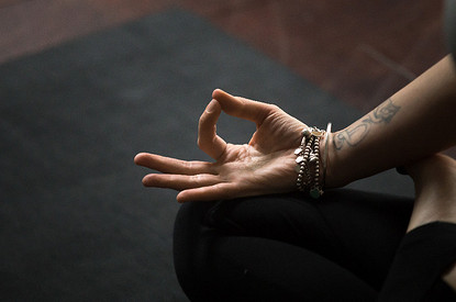 Что такое мудры: 10 жестов пальцами для здоровья и гармонии
