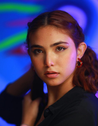 Стилист назвала цвета, которые визуально старят девушку