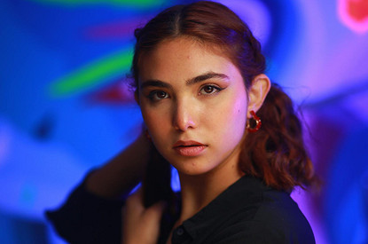 Стилист назвала цвета, которые визуально старят девушку