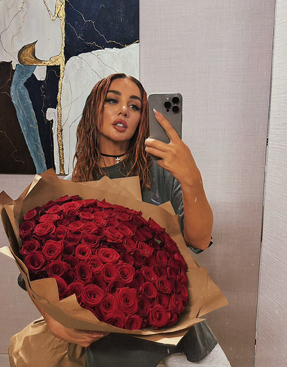 Певица Анна Седокова снялась в откровенном наряде без нижнего белья