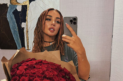 Певица Анна Седокова снялась в откровенном наряде без нижнего белья