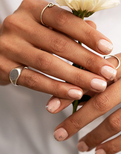 Как нельзя носить кольца на пальцах: приметы против неудач и бедности