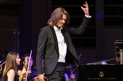 Певец Дмитрий Маликов спровоцировал слухи о проблемах в семье