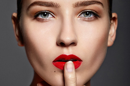 К чему чешутся губы у женщины: суеверия по дням и часам