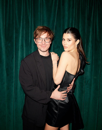 Актер Александр Петров увез беременную жену из России