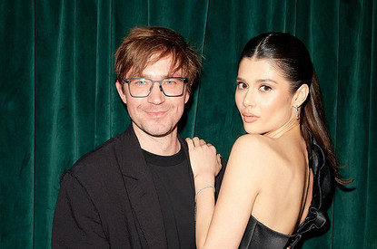 Актер Александр Петров увез беременную жену из России