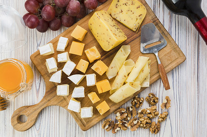 Как нарезать сыр разных сортов: 5 способов и 16 идей подачи