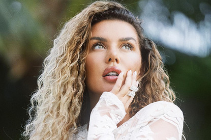 Анна Седокова после смерти бывшего мужа сменила аватарку на таинственное изображение