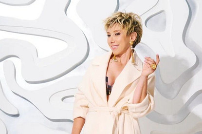 Елена Воробей удивила поклонников смелым образом с глубоким декольте