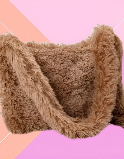 Плюшевые и мохнатые сумки — уютный тренд зимы 2025