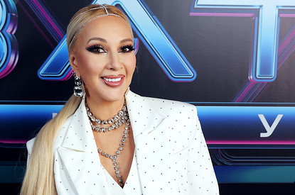 Телеведущая Лера Кудрявцева показала грудь на сцене шоу «Звезды»