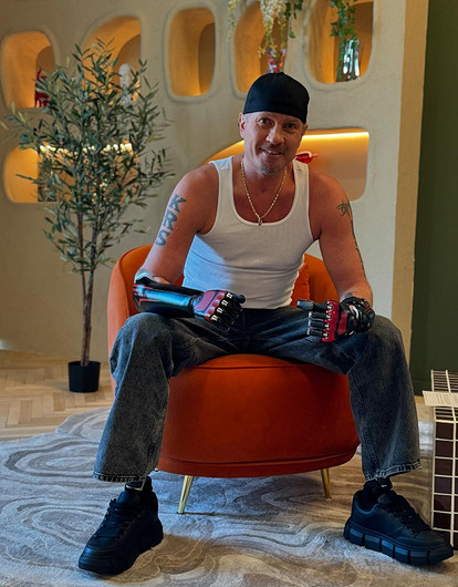 Фигурист Роман Костомаров рассказал о жизни с протезами рук и ног