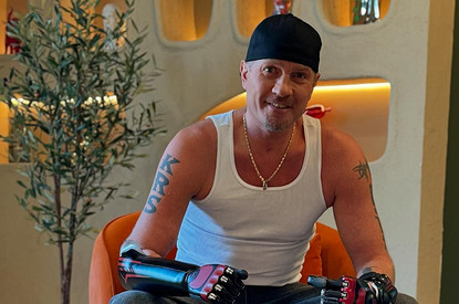 Фигурист Роман Костомаров рассказал о жизни с протезами рук и ног