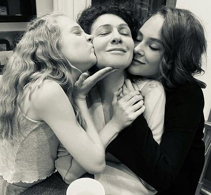 Ксения Раппопорт с дочерьми Софией и Аглаей 