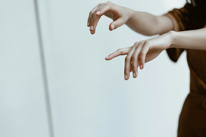 Покалывания в руках: 12 причин и что с этим делать