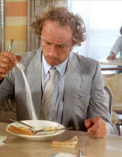 «Когда он начинает помогать, получается еще хуже»: истории людей, совершенно не приспособленных к быту