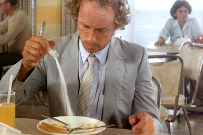 «Когда он начинает помогать, получается еще хуже»: истории людей, совершенно не приспособленных к быту