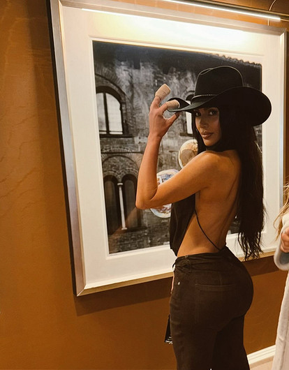 Ким Кардашьян показала фигуру в мини-юбке и бюстгальтере