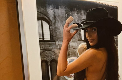 Ким Кардашьян показала фигуру в мини-юбке и бюстгальтере