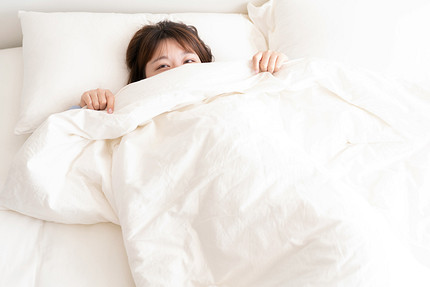 Как научиться спать на спине и чем это так полезно