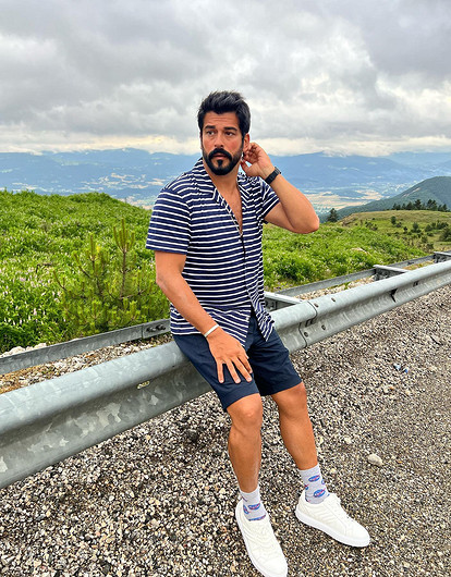 Турецкий актер Бурак Озчивит спел «Калинку» на встрече с поклонниками в Москве