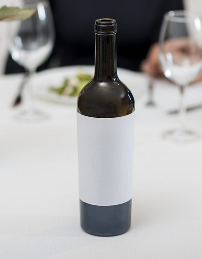 Почему нельзя ставить пустые бутылки на стол: история традиции и приметы