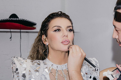 Анна Седокова показала шикарную фигуру в полупрозрачном наряде