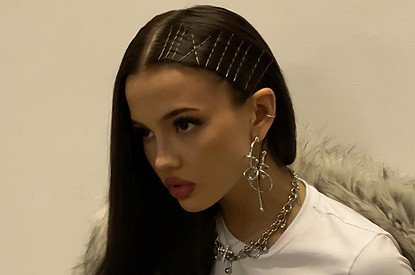 Певица Валя Карнавал показала откровенный наряд с декольте