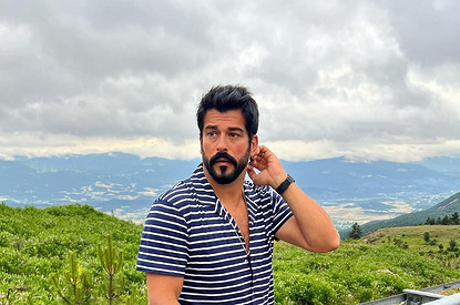 Турецкий актер Бурак Озчивит спел «Калинку» на встрече с поклонниками в Москве