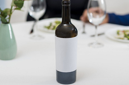 Почему нельзя ставить пустые бутылки на стол: история традиции и приметы